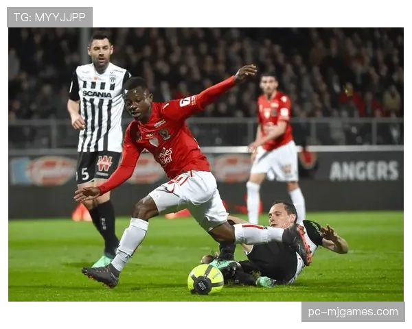 特写镜头：南特队长在完成一次关键门线解围后怒吼激励全队